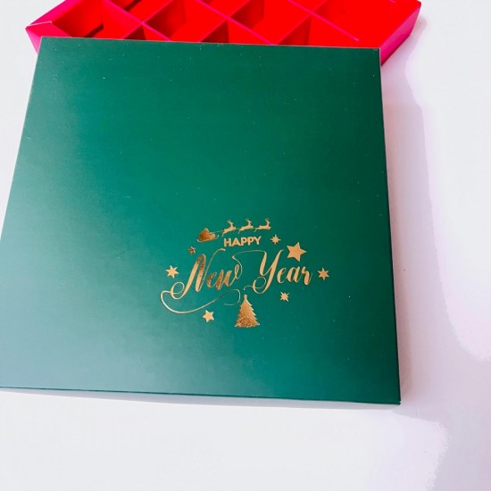 16 Bölmeli Yılbaşı Temalı Yaldız Baskılı Bonbon Çikolata Kutusu 