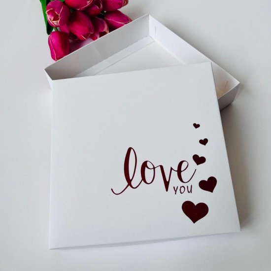 18x18x4 Kırmızı Yaldız Love Baskılı Karton Kutu 18x18x4 Kırmızı Yaldız Love Baskılı Karton Kutu