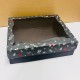 25x30x9 Pencereli Karton Kutu Yılbaşı Desen (Alt sıyah-üst yeşil) 25x30x9 Pencereli Karton Kutu Yılbaşı Desen (Alt sıyah-üst yeşil)